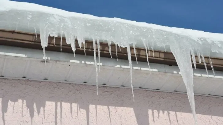 4 Easy Ways to Prevent Ice Dams in Your Gutters