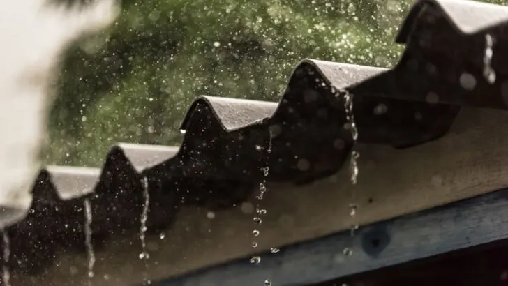 4 Smart Ways to Handle Roof Runoff Without Gutters